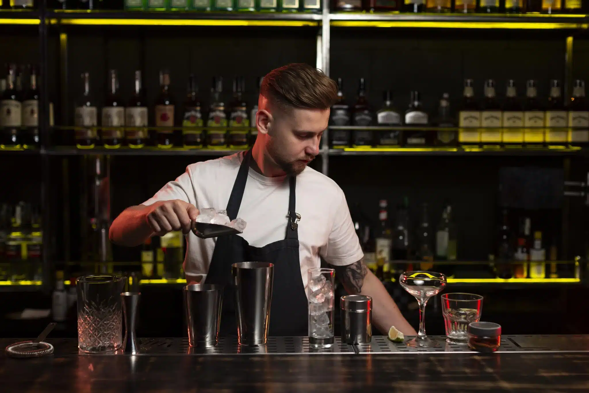 Comment devenir barman : le guide complet pour se lancer