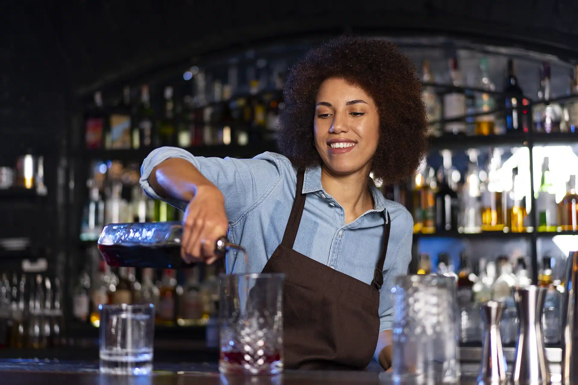 Salaire barman : combien gagne-t-on vraiment ?